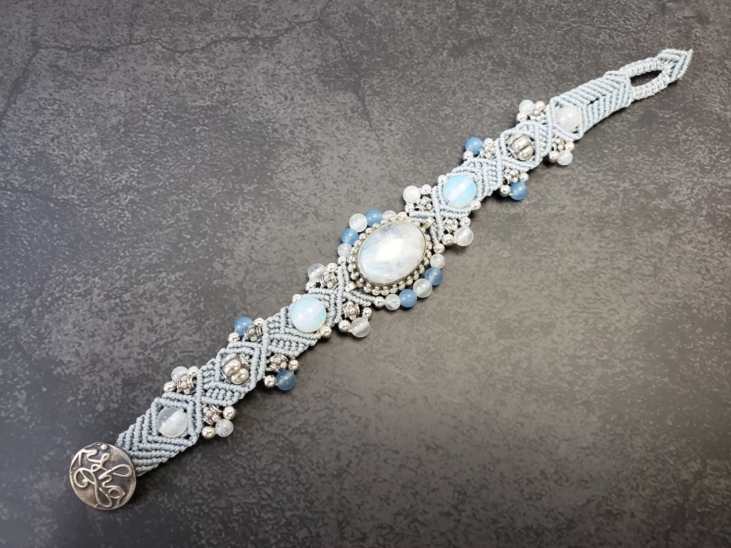 【聖なる存在】イーシャ（ムーンストーン）