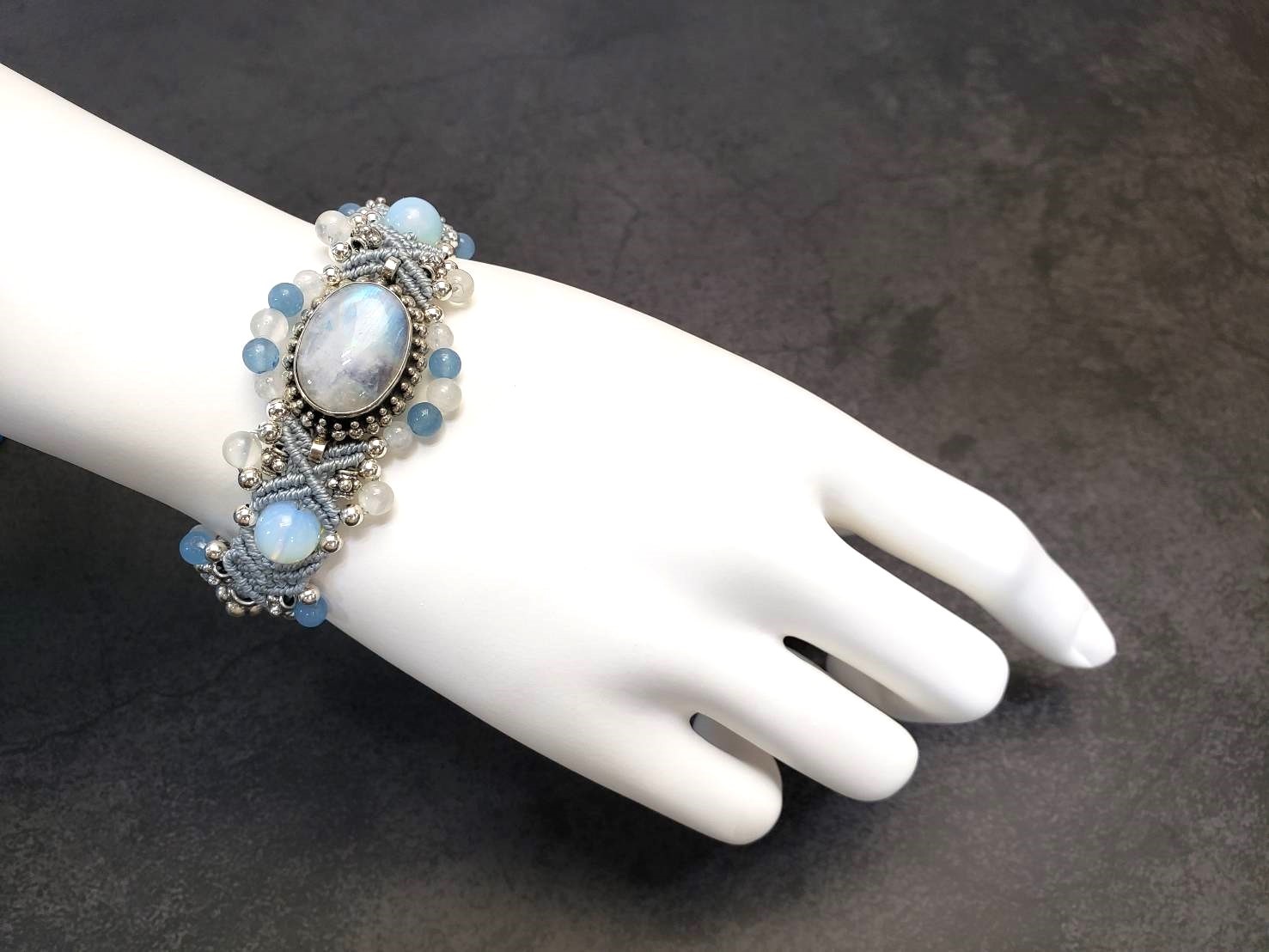 【聖なる存在】イーシャ（ムーンストーン）