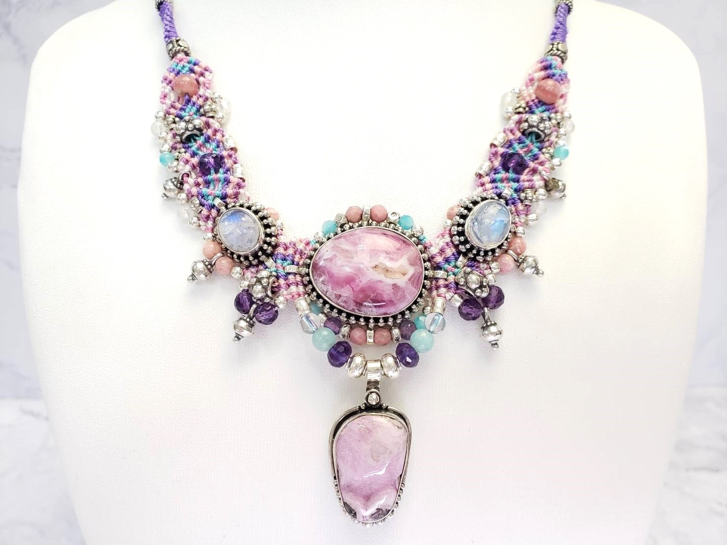 【バイオレットな友達】イーシャ(ピンクカルセドニー・ブルームーンストーン・アメジスト)