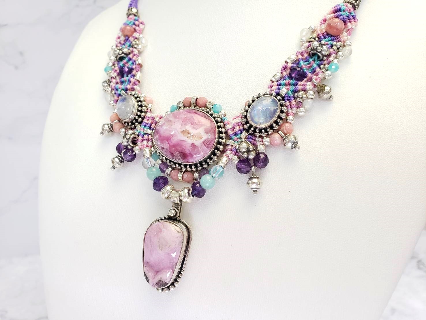 【バイオレットな友達】イーシャ(ピンクカルセドニー・ブルームーンストーン・アメジスト)