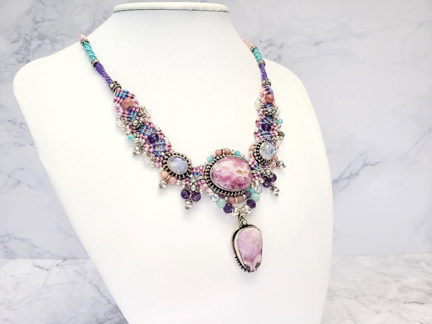 【バイオレットな友達】イーシャ(ピンクカルセドニー・ブルームーンストーン・アメジスト)