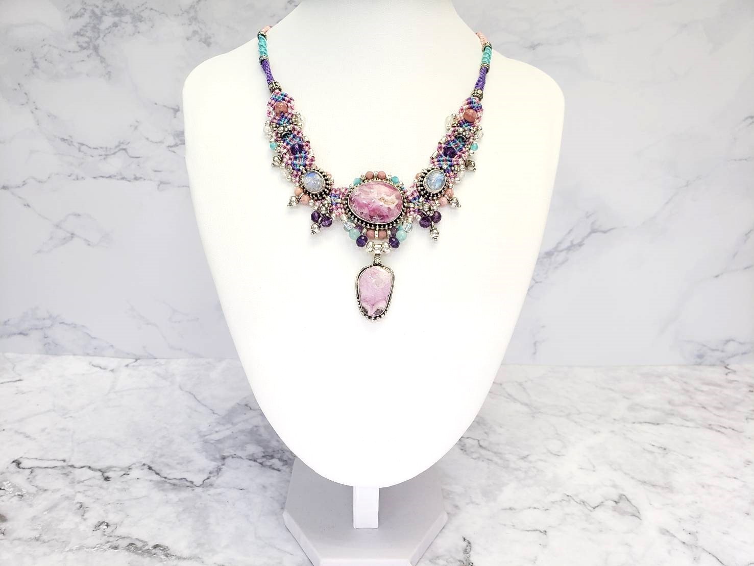 【バイオレットな友達】イーシャ(ピンクカルセドニー・ブルームーンストーン・アメジスト)