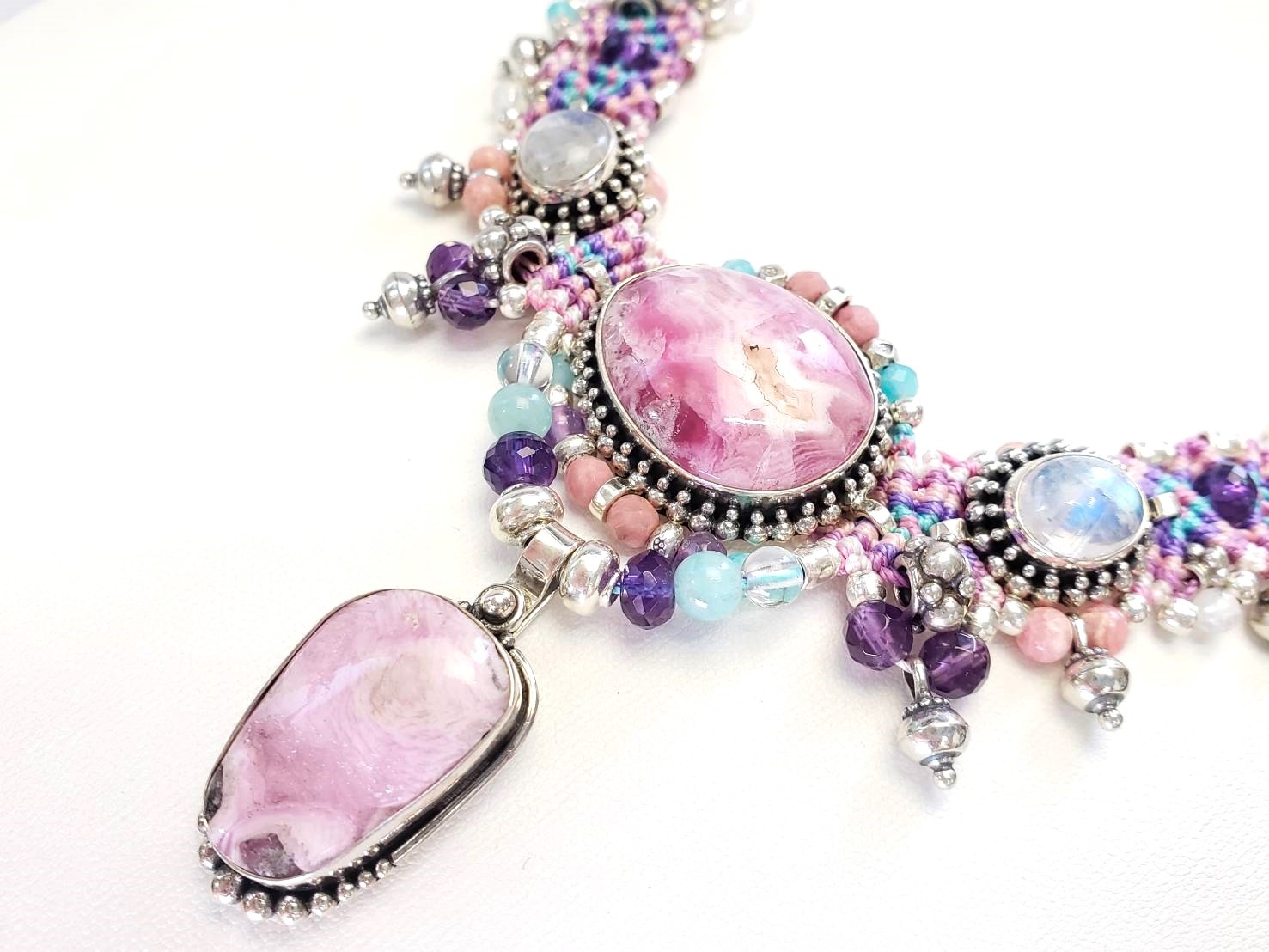 【バイオレットな友達】イーシャ(ピンクカルセドニー・ブルームーンストーン・アメジスト)