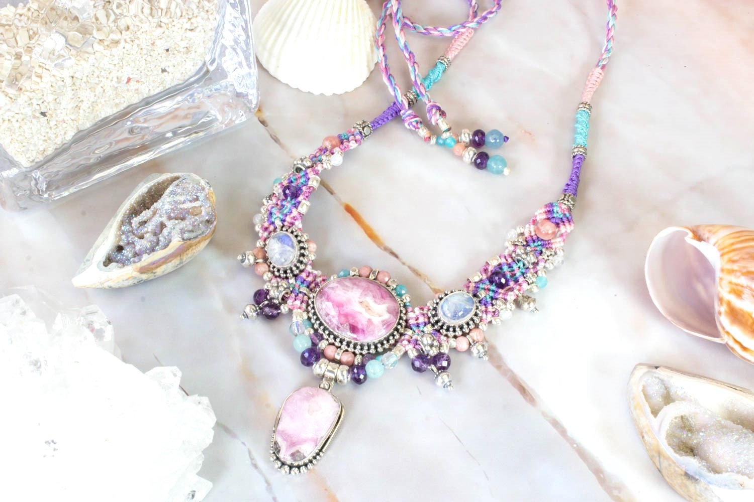 【バイオレットな友達】イーシャ(ピンクカルセドニー・ブルームーンストーン・アメジスト)