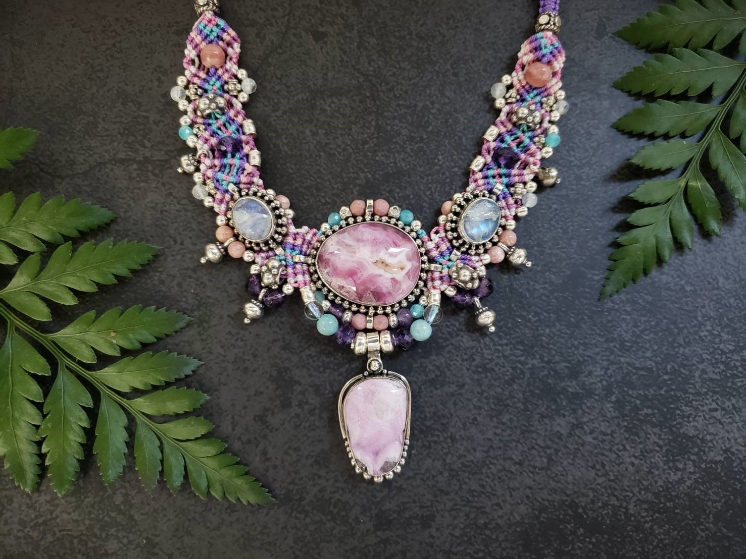 【バイオレットな友達】イーシャ(ピンクカルセドニー・ブルームーンストーン・アメジスト)