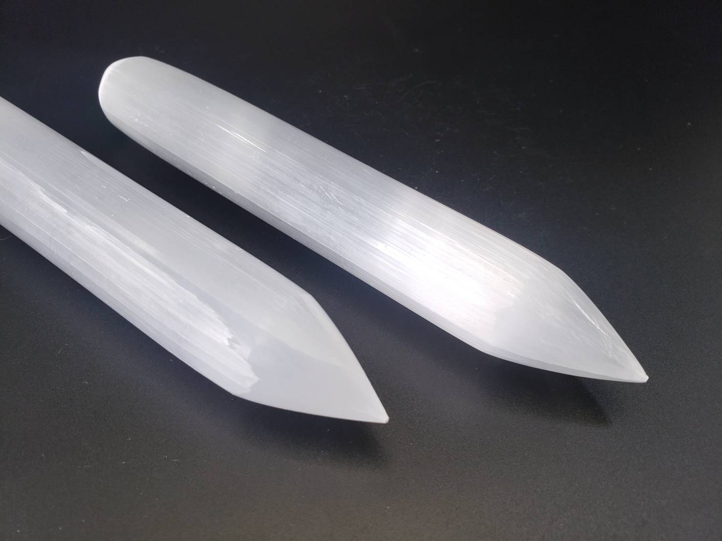 Ｂ）光を宿す“天使の石”セレナイト・スパイラルワンド B）光を宿す“天使の石”セレナイト・スパイラルワンド B）光を