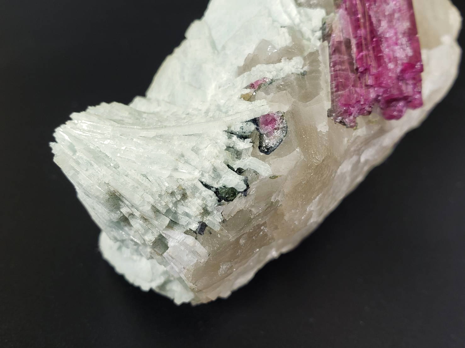 【愛と豊かさの道へ・高次元と繋がる・純粋無垢な愛】レッドトルマリン・イン・クォーツ&ブルーマイカ