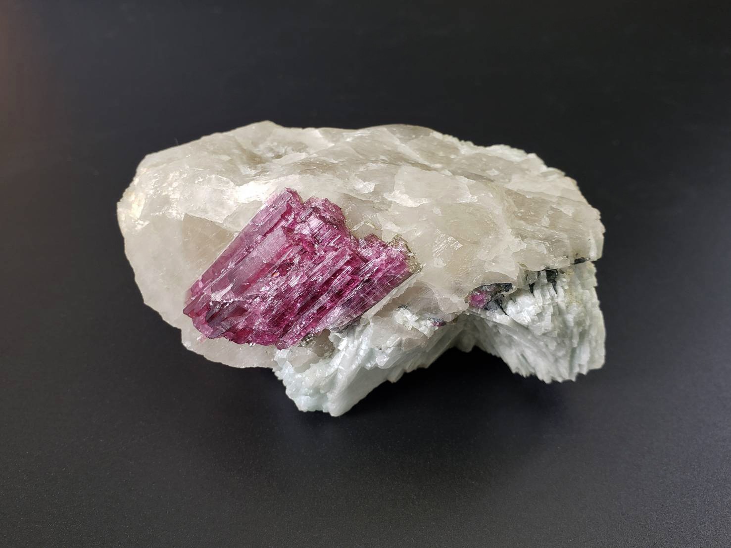 【愛と豊かさの道へ・高次元と繋がる・純粋無垢な愛】レッドトルマリン・イン・クォーツ&ブルーマイカ