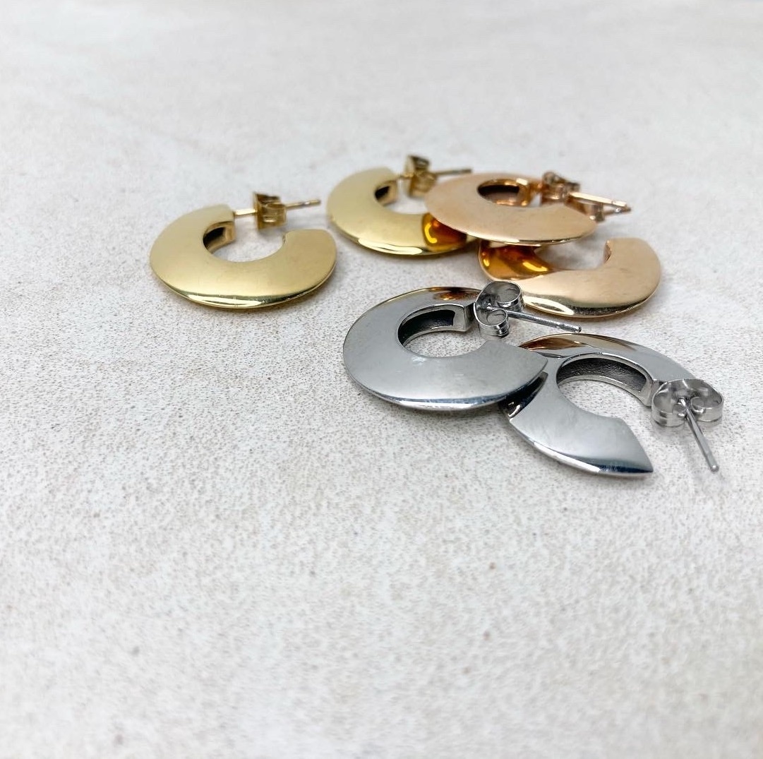 Metal hoop pierce