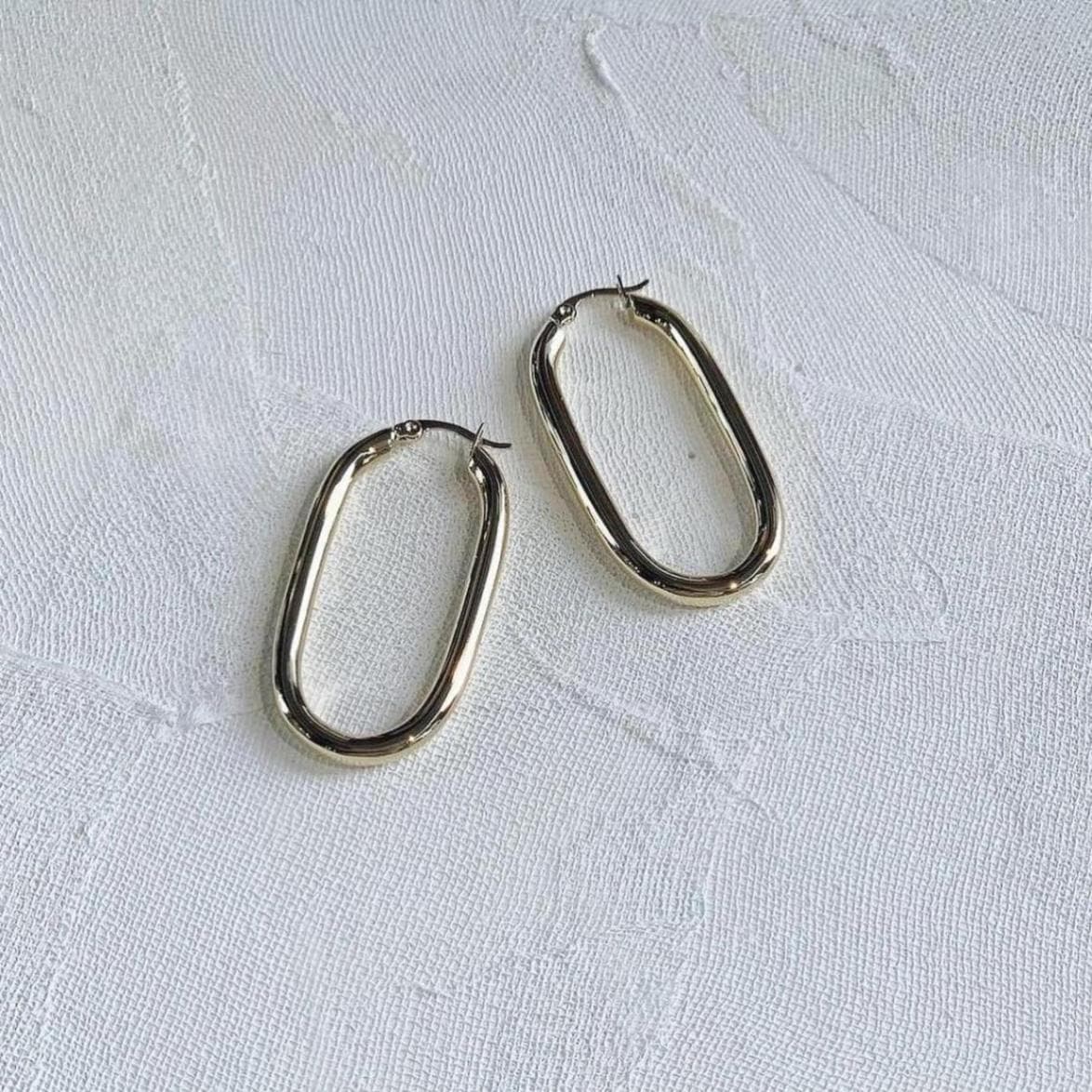 Oval hoop pierce