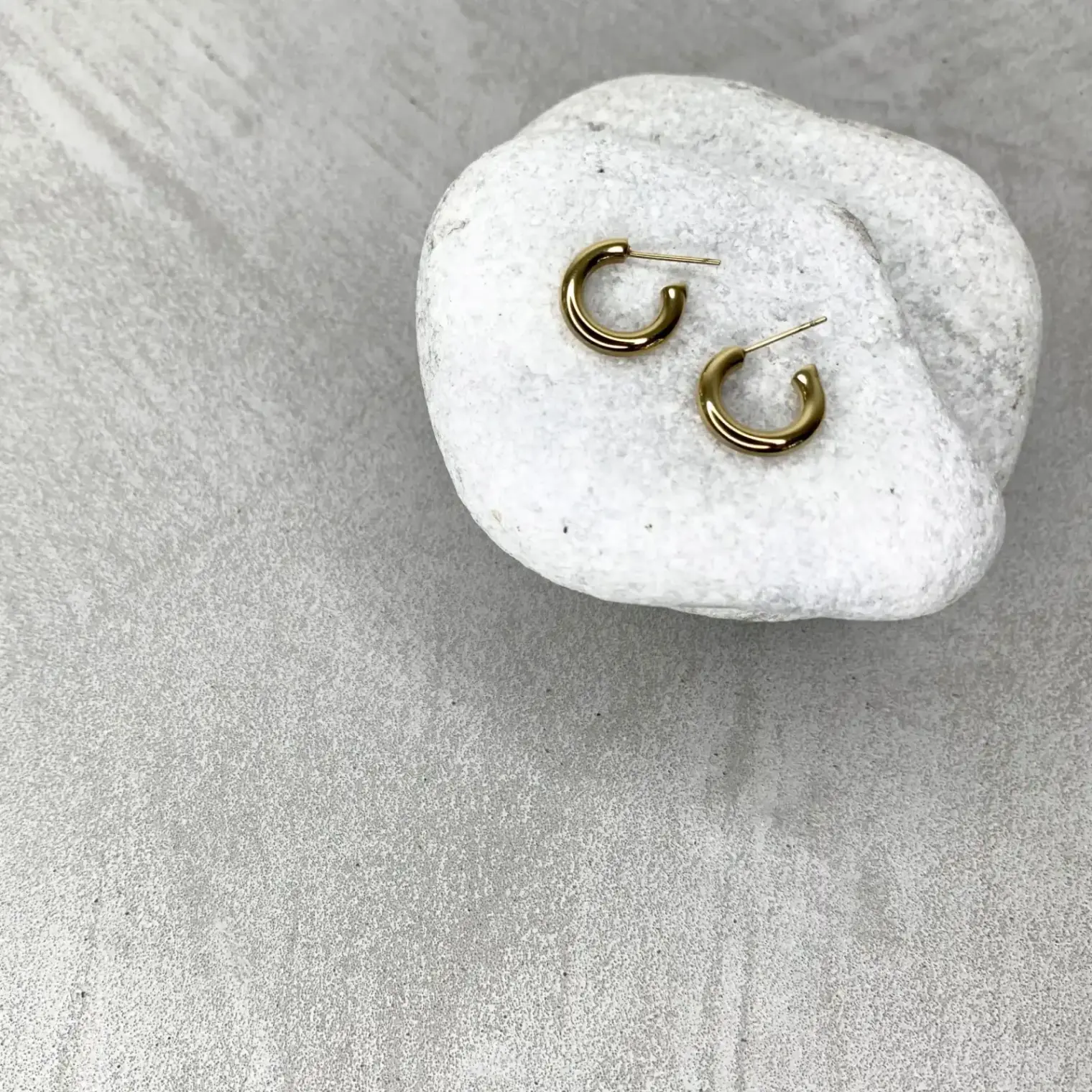 Middle hoop pierce