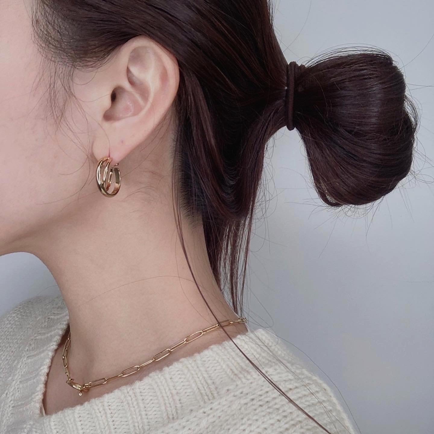 Crossing hoop pierce