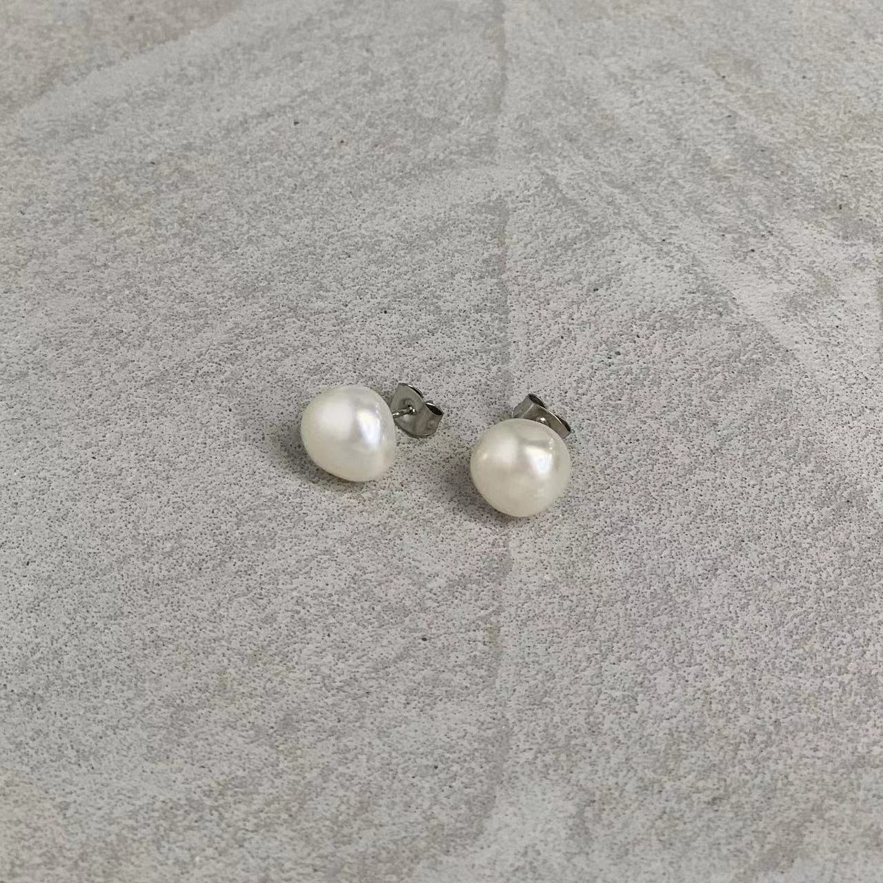 One pearl pierce