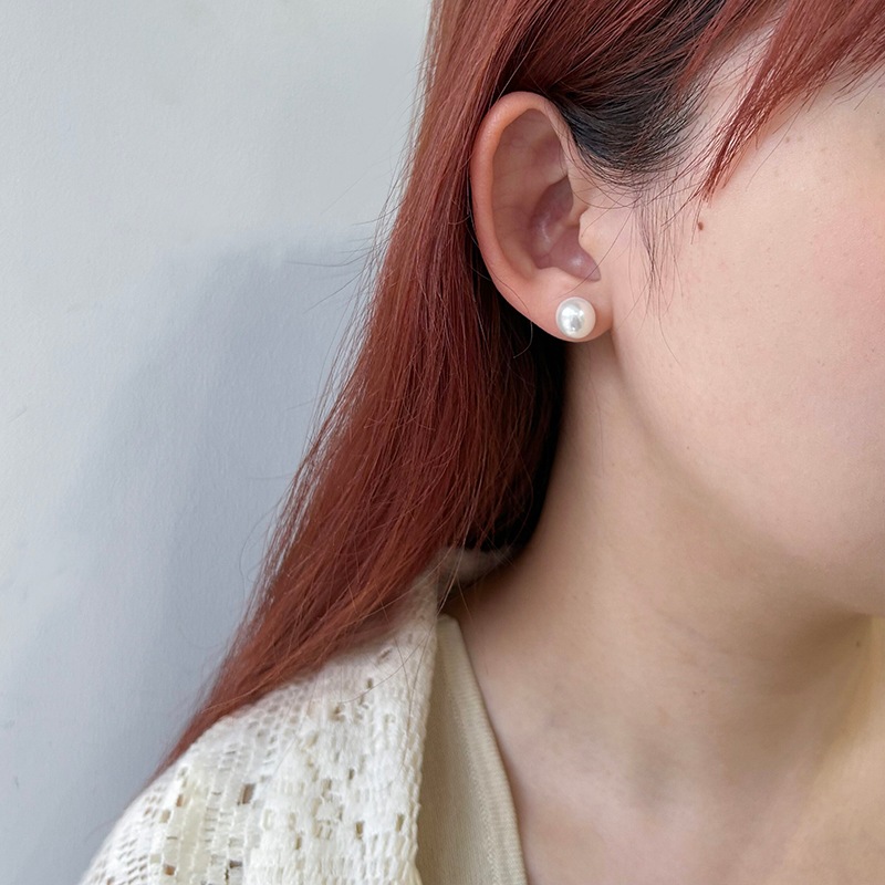 One pearl pierce