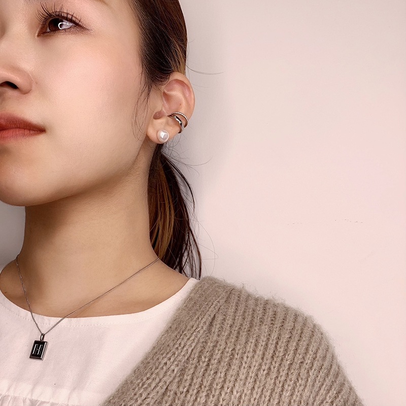 One pearl pierce