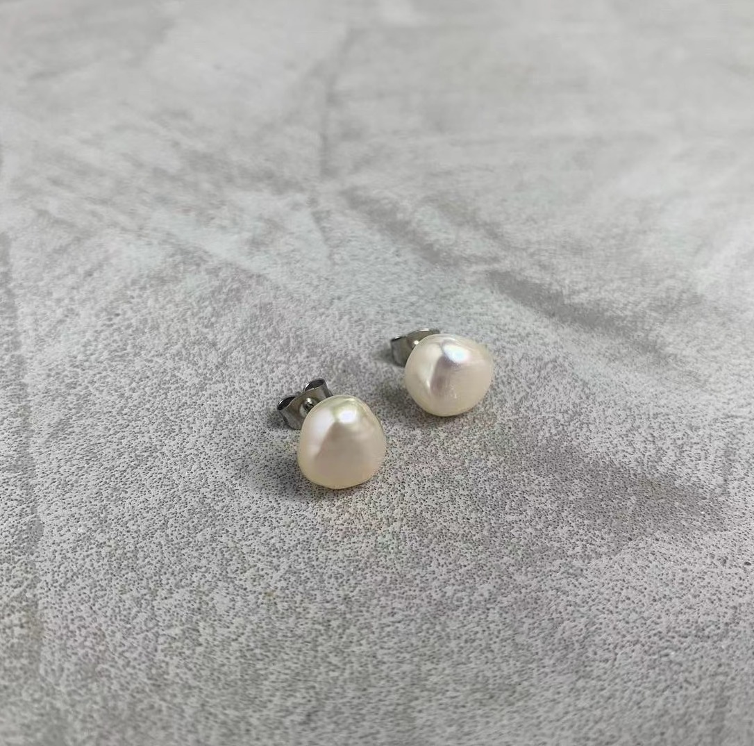 One pearl pierce