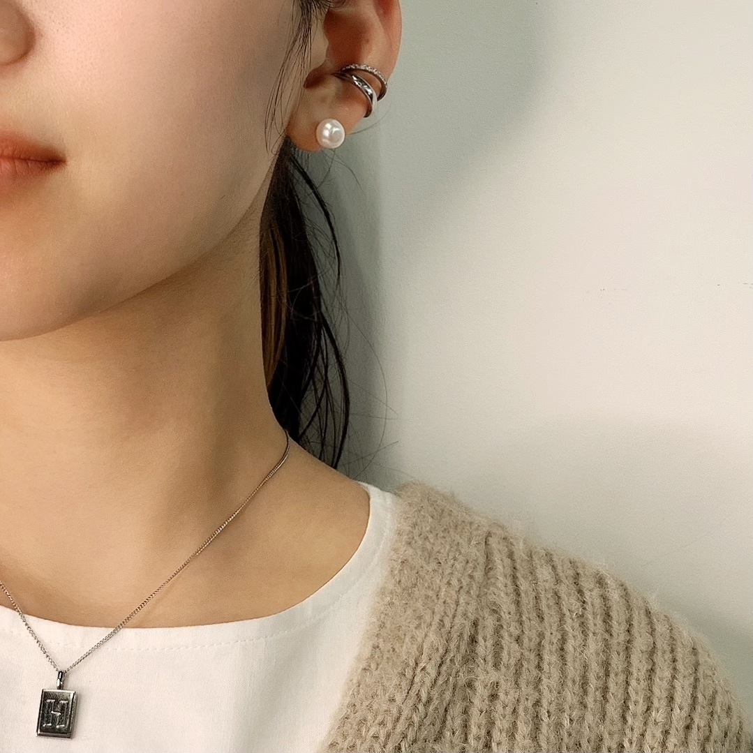 One pearl pierce