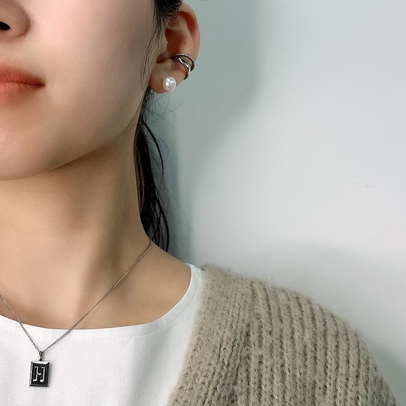 One pearl pierce