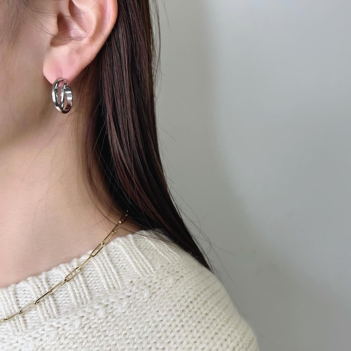 Crossing hoop pierce