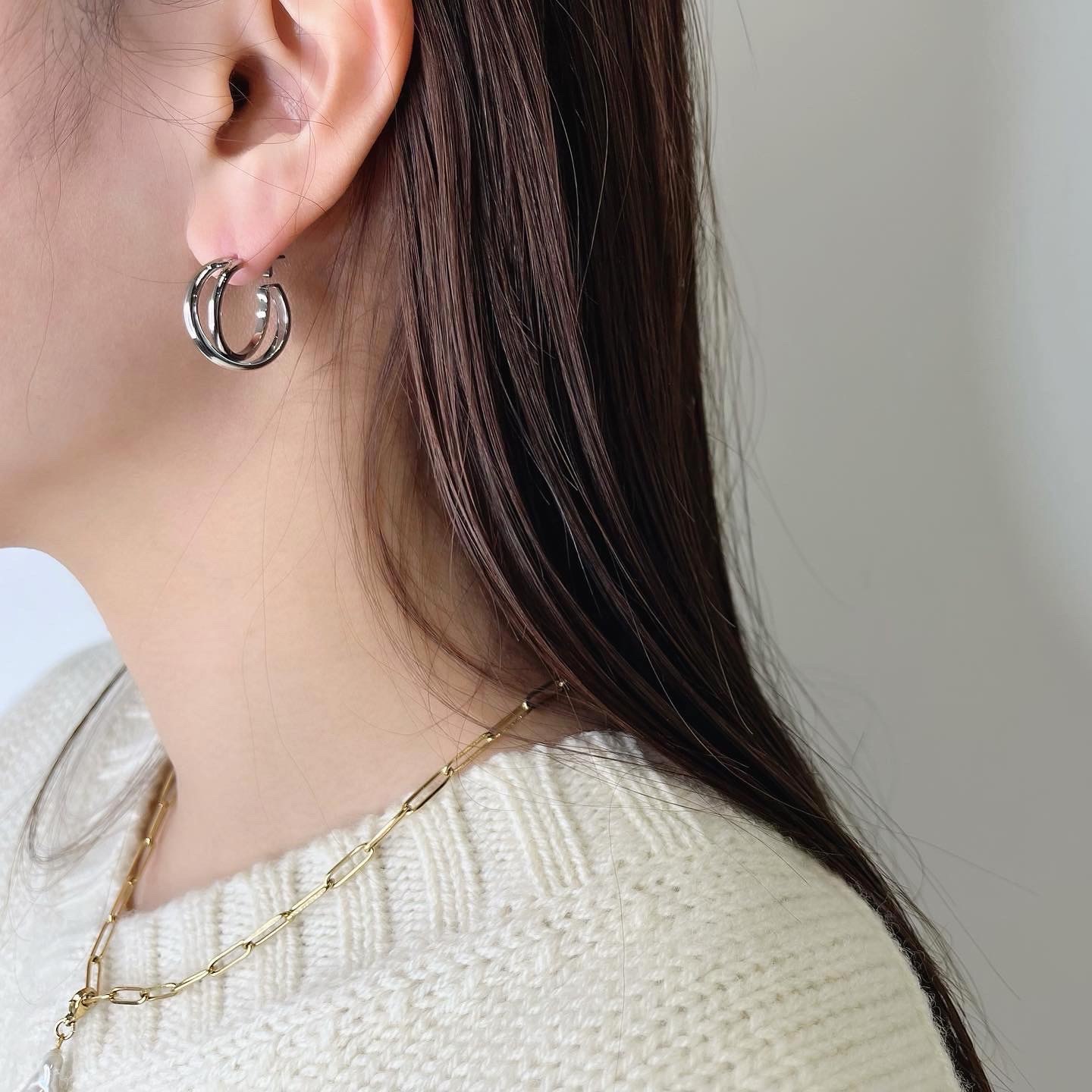 Crossing hoop pierce