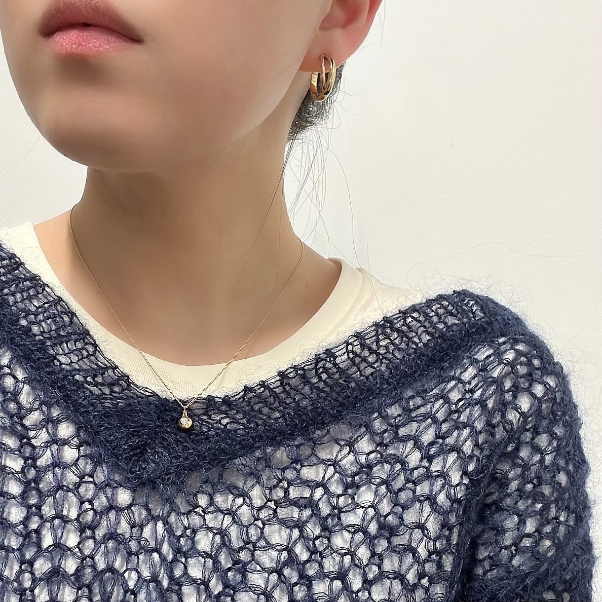 Crossing hoop pierce