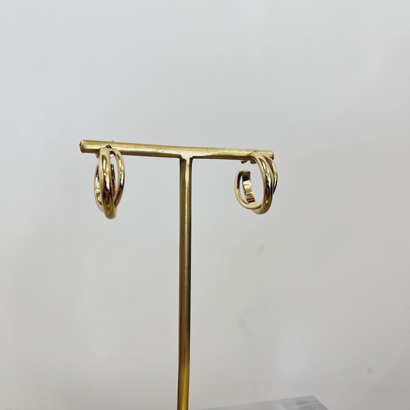 Crossing hoop pierce