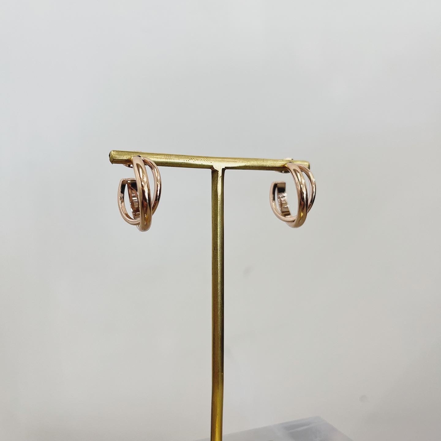 Crossing hoop pierce