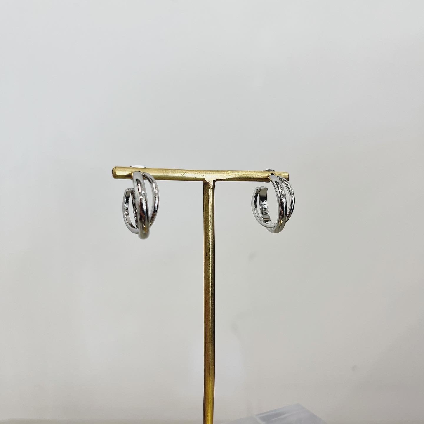 Crossing hoop pierce