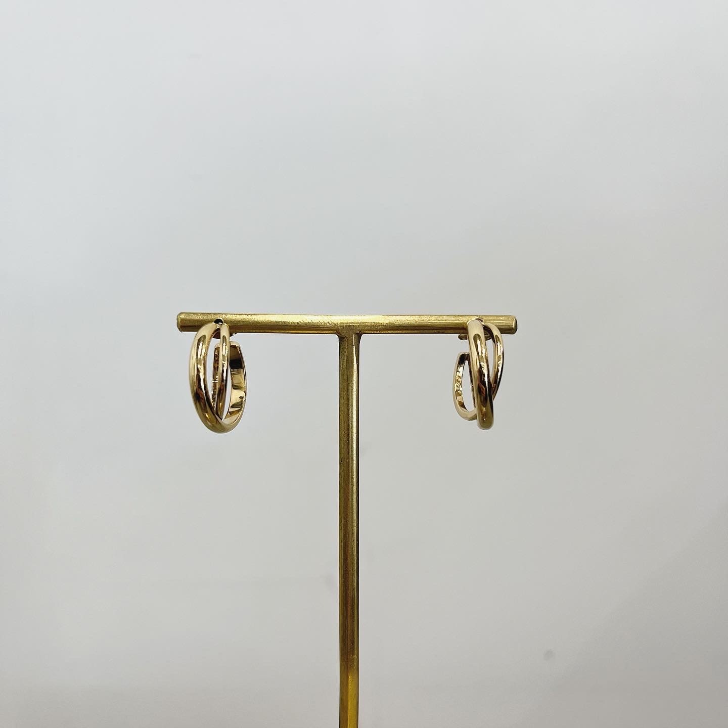 Crossing hoop pierce