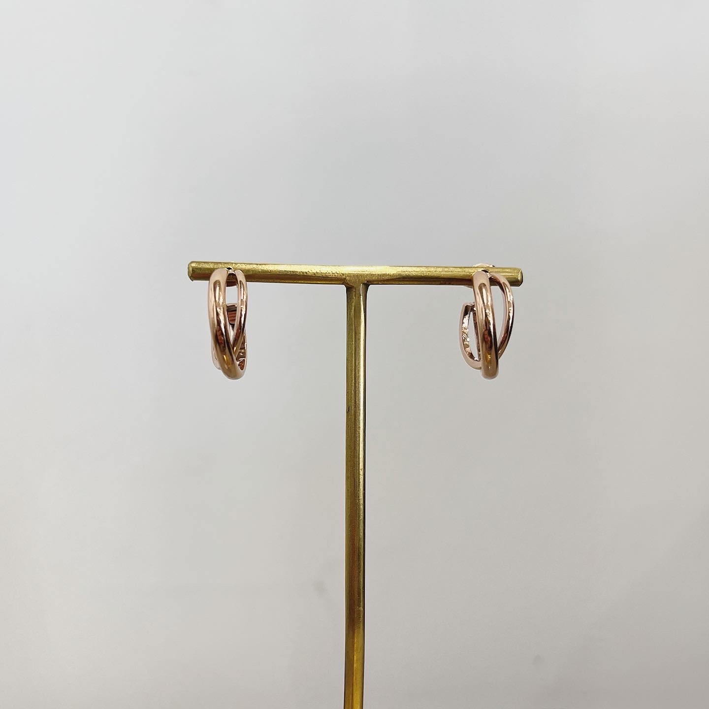 Crossing hoop pierce