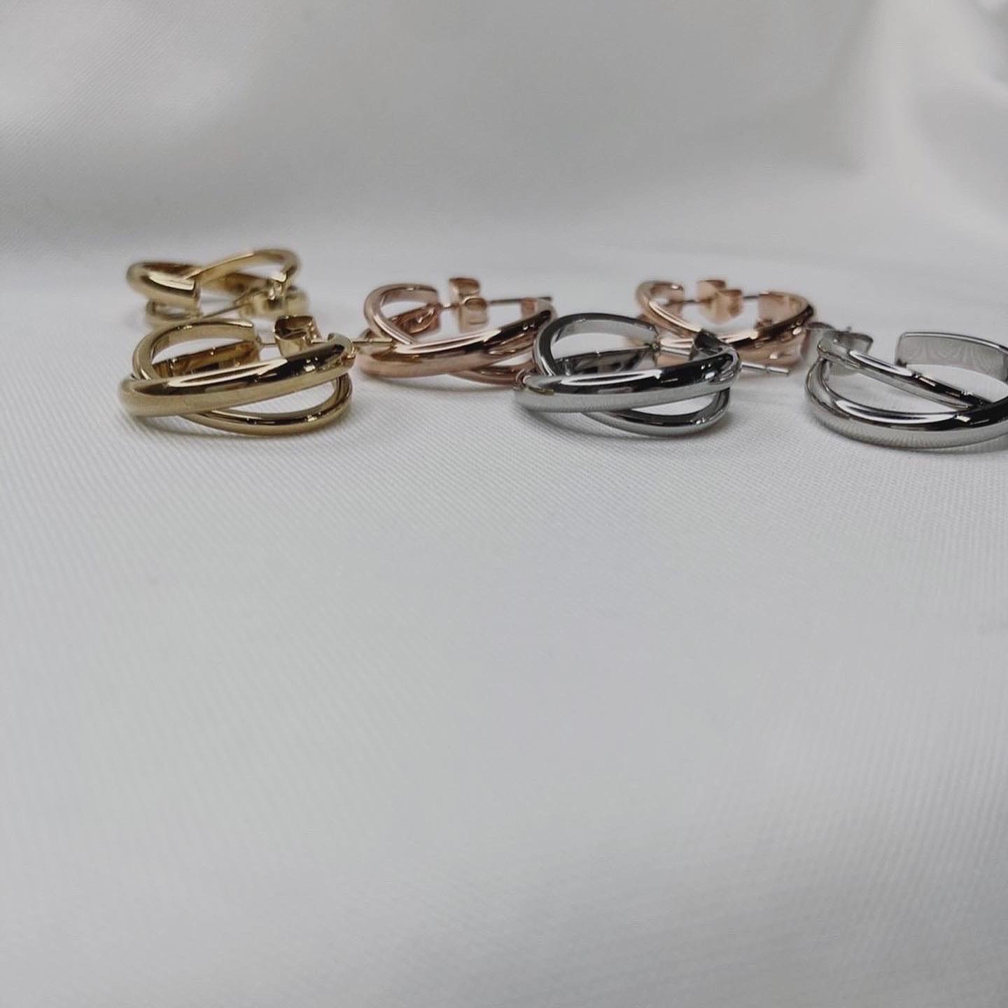 Crossing hoop pierce