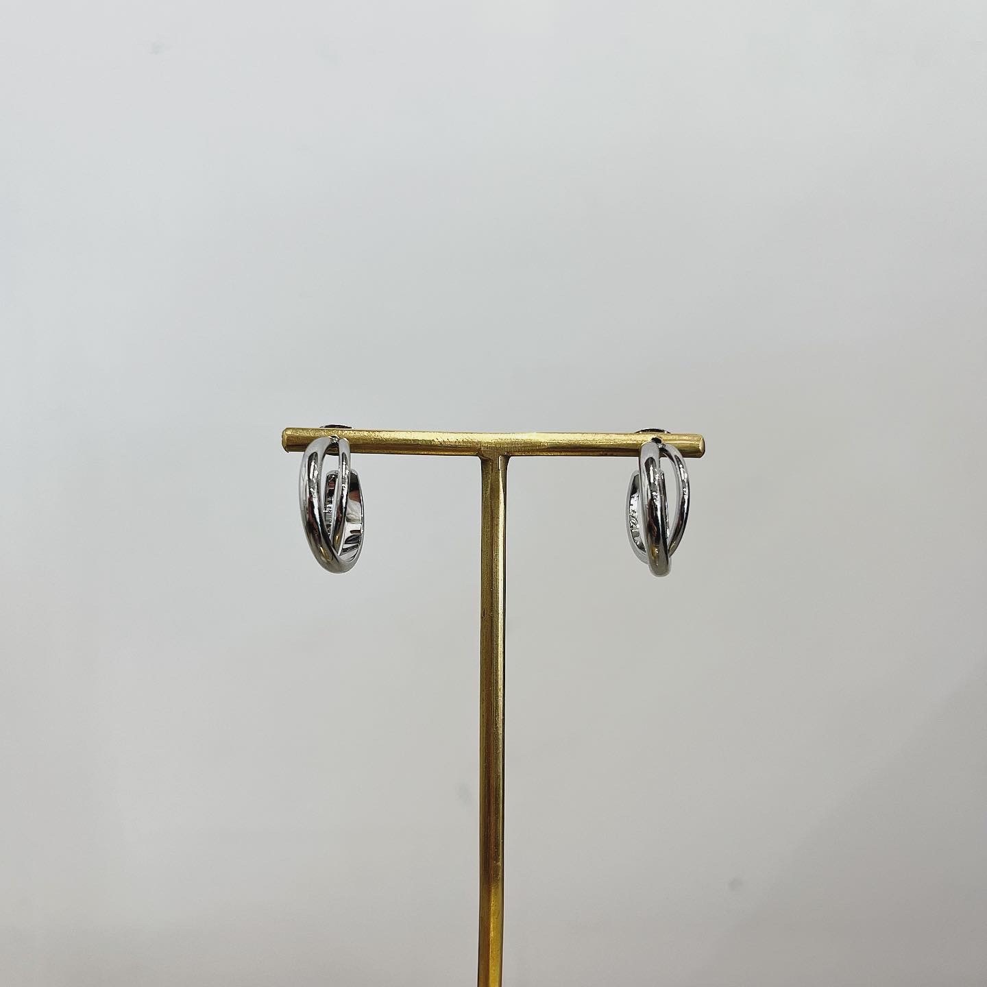 Crossing hoop pierce