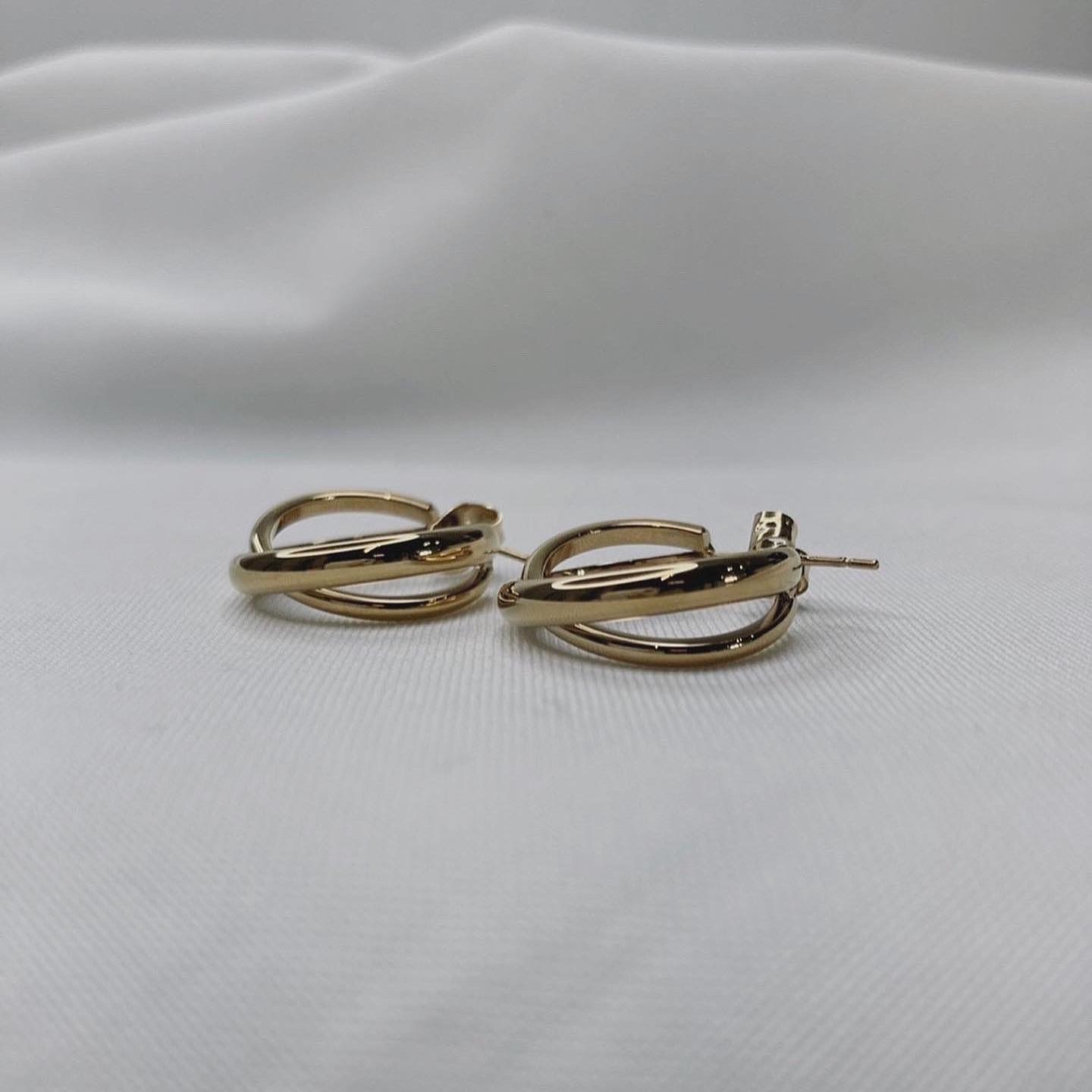 Crossing hoop pierce