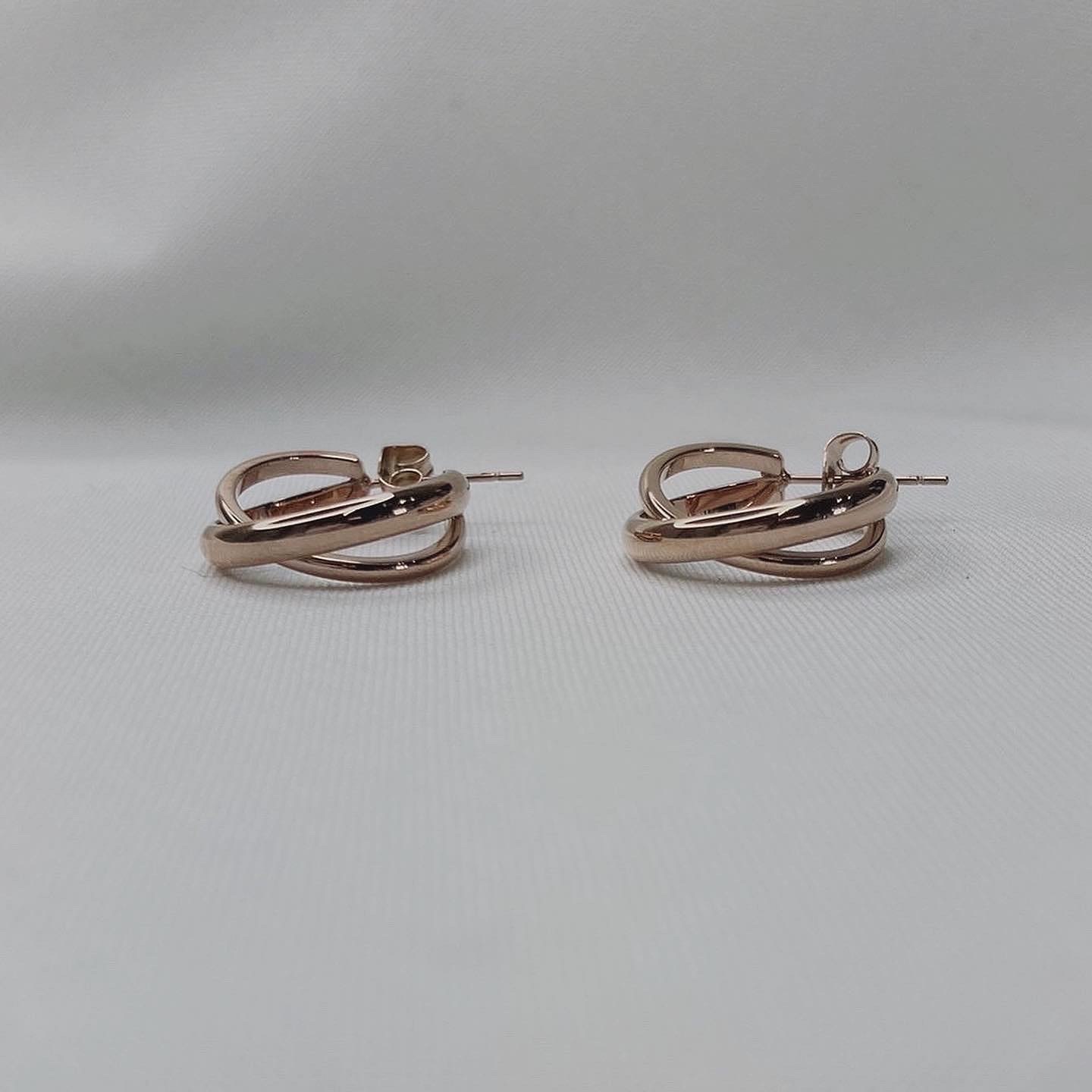 Crossing hoop pierce