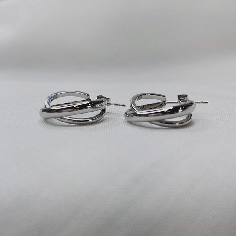 Crossing hoop pierce