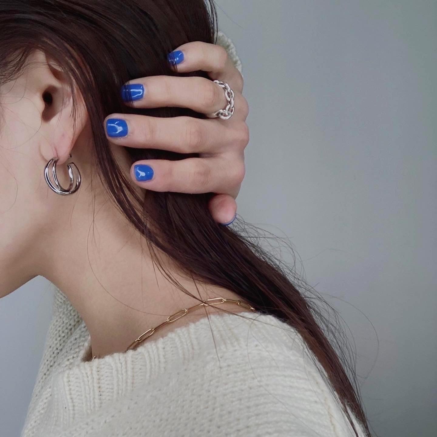Crossing hoop pierce