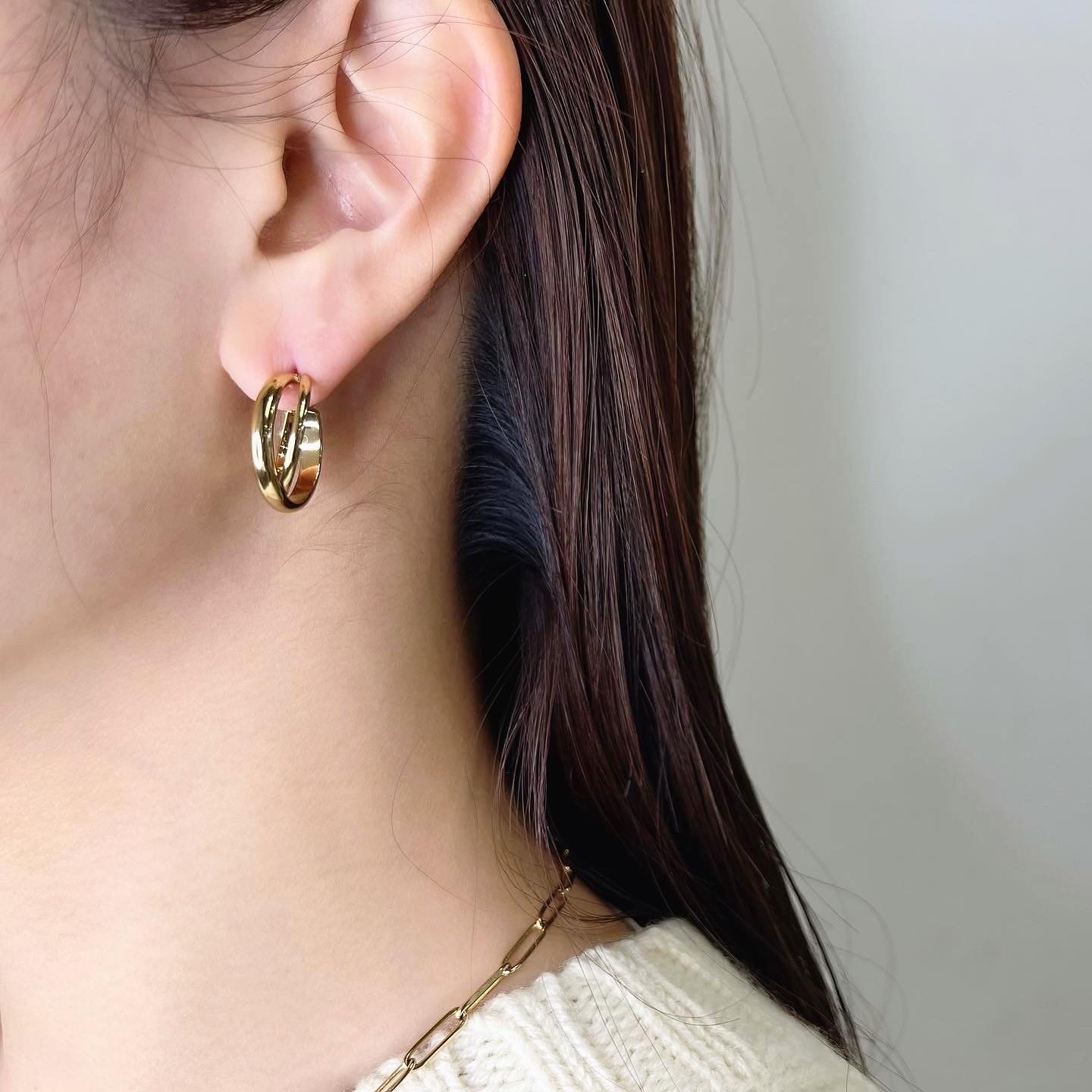 Crossing hoop pierce