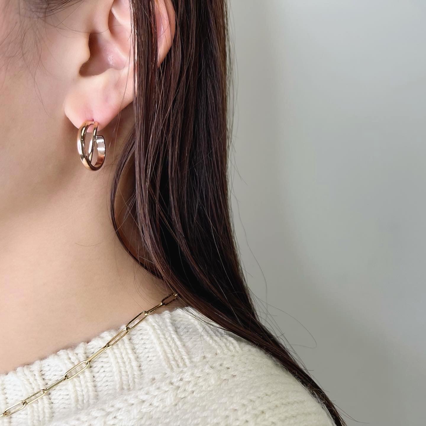 Crossing hoop pierce