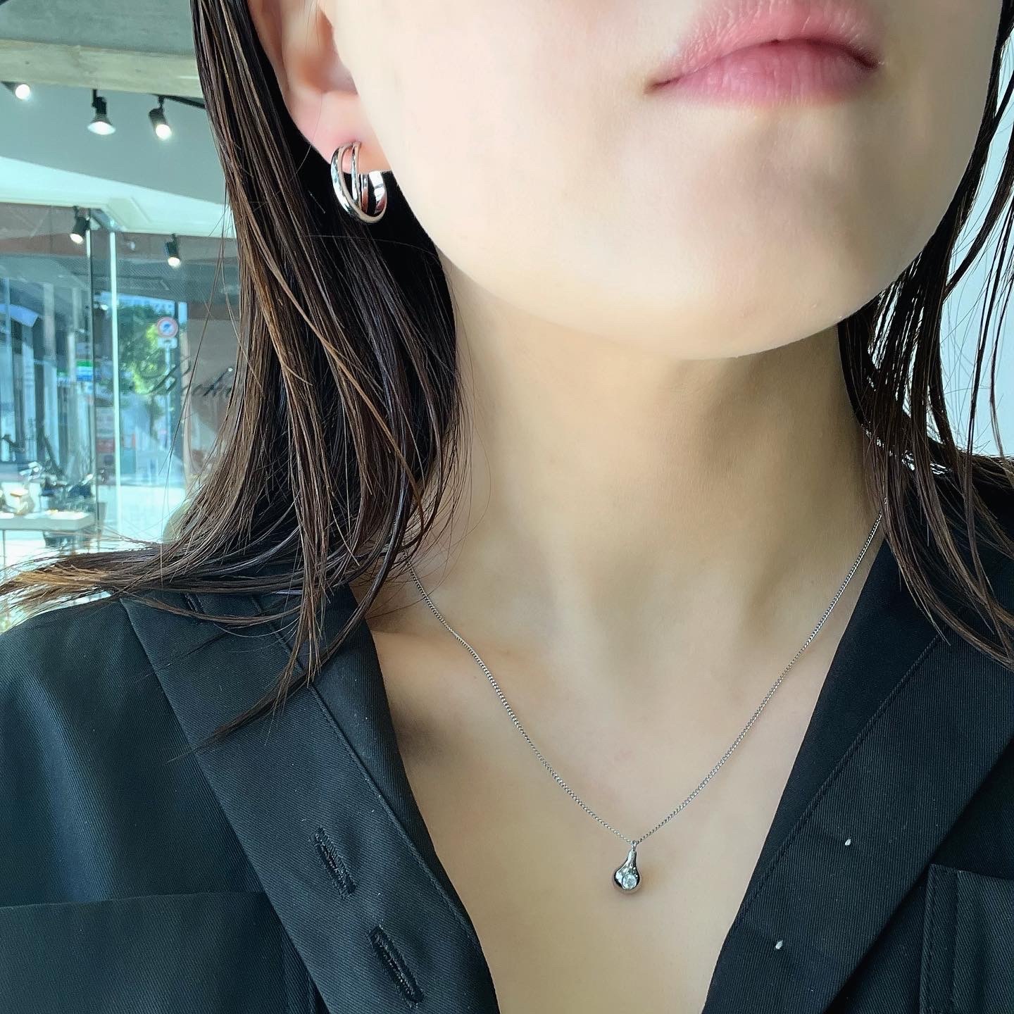 Crossing hoop pierce
