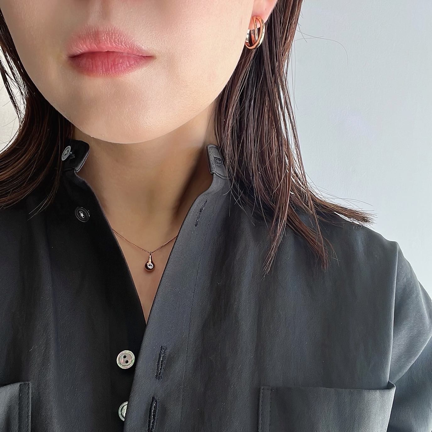 Crossing hoop pierce