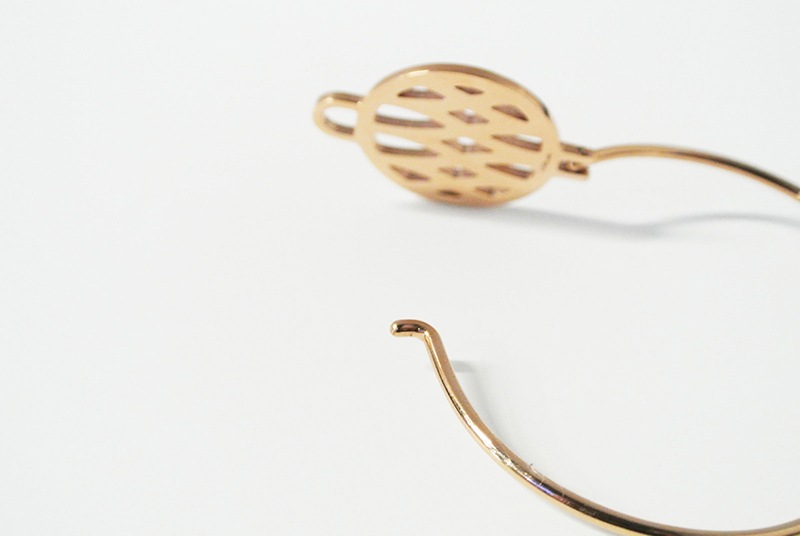 Wave line plate bracelet