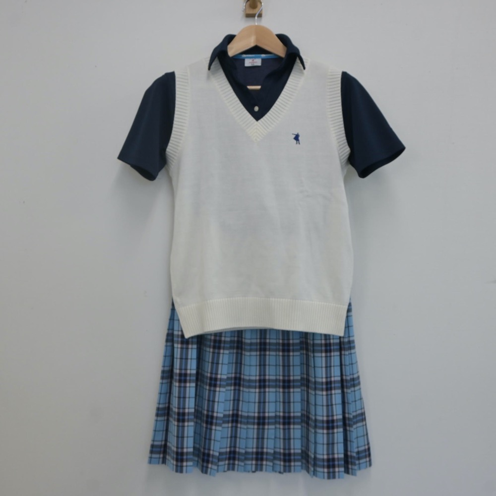 【中古】 クラーク記念国際高等学校 女子制服 4点(シャツ・ニットベスト・スカート)sf022092 メイン画像