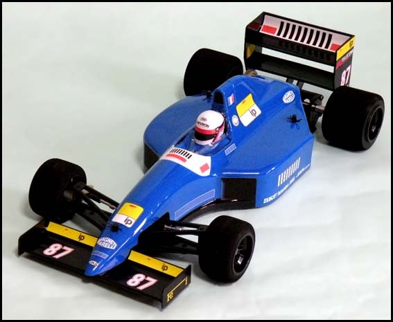 シェブロン F1ボディ ローラL90 黒ウイング付き 新価格