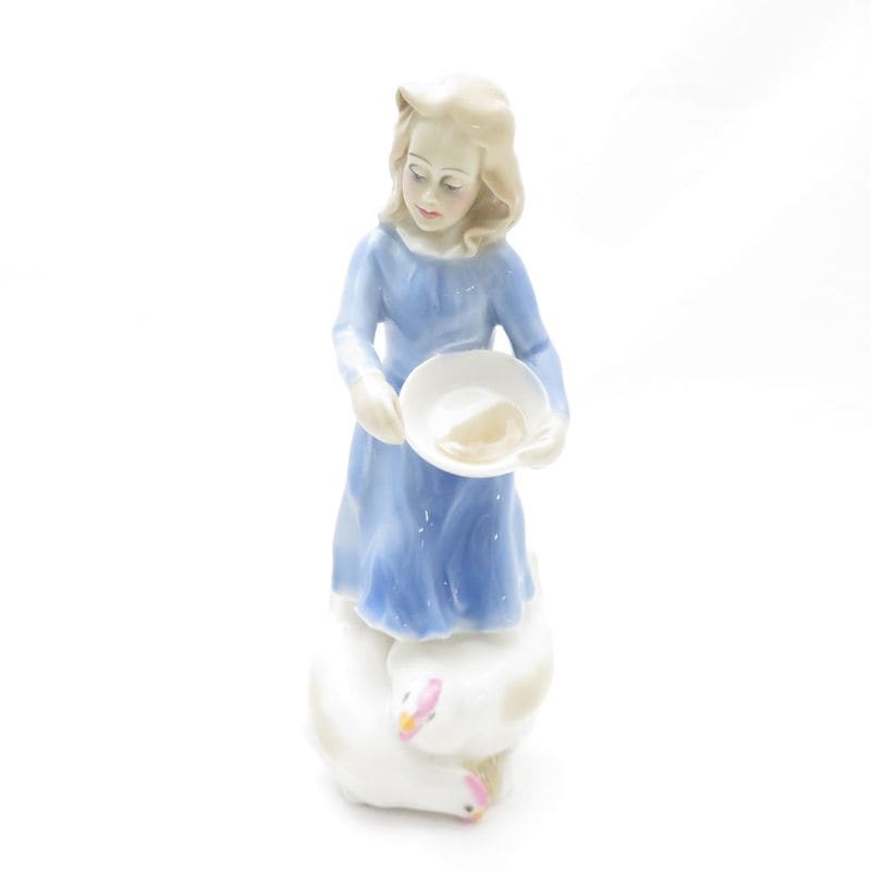 美品 ROYAL DOULTON ロイヤルドルトン HN3051 カントリーガール にわとり フィギュリン 少女 置物 陶器人形 オブジェ インテリア SU8607D 【中古】