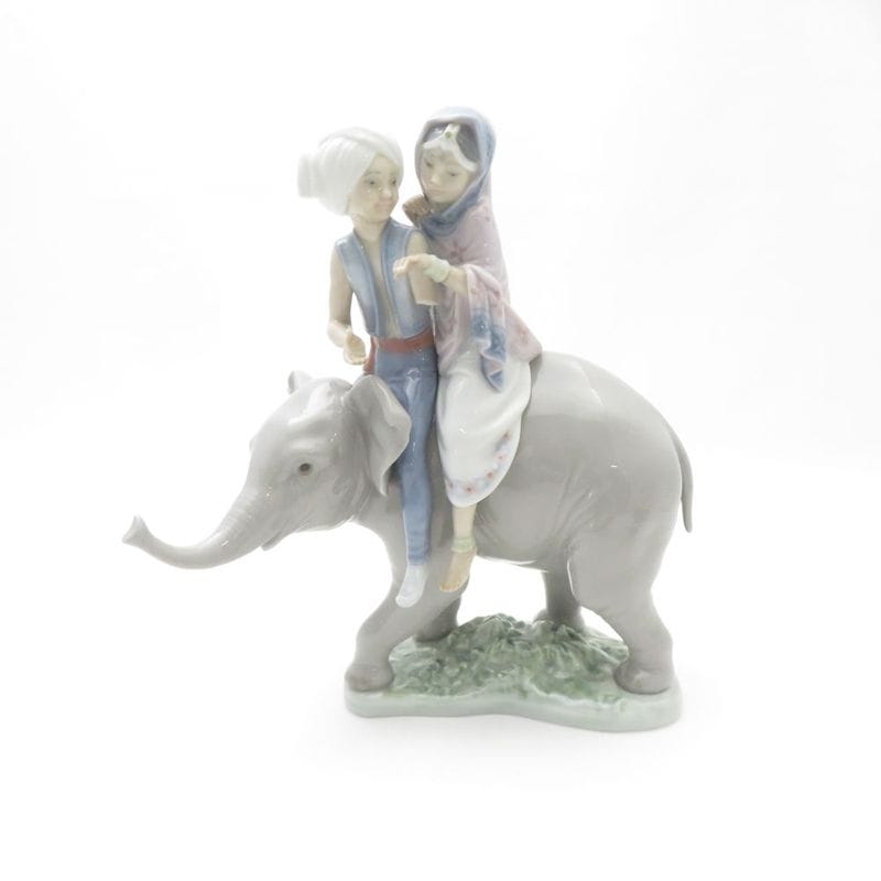 難有 LLADRO リヤドロ 5352 象にまたがって フィギュリン 陶器人形 置物 ゾウ 少年 少女 廃盤 SC8838K1 【中古】