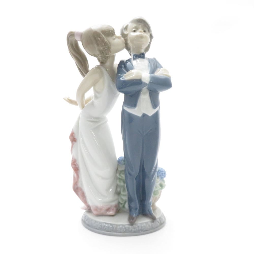 美品 LLADRO リヤドロ 5555「すてきよ」 フィギュリン 女の子 男の子 人形 オブジェ 置物 SY10755V 【中古】