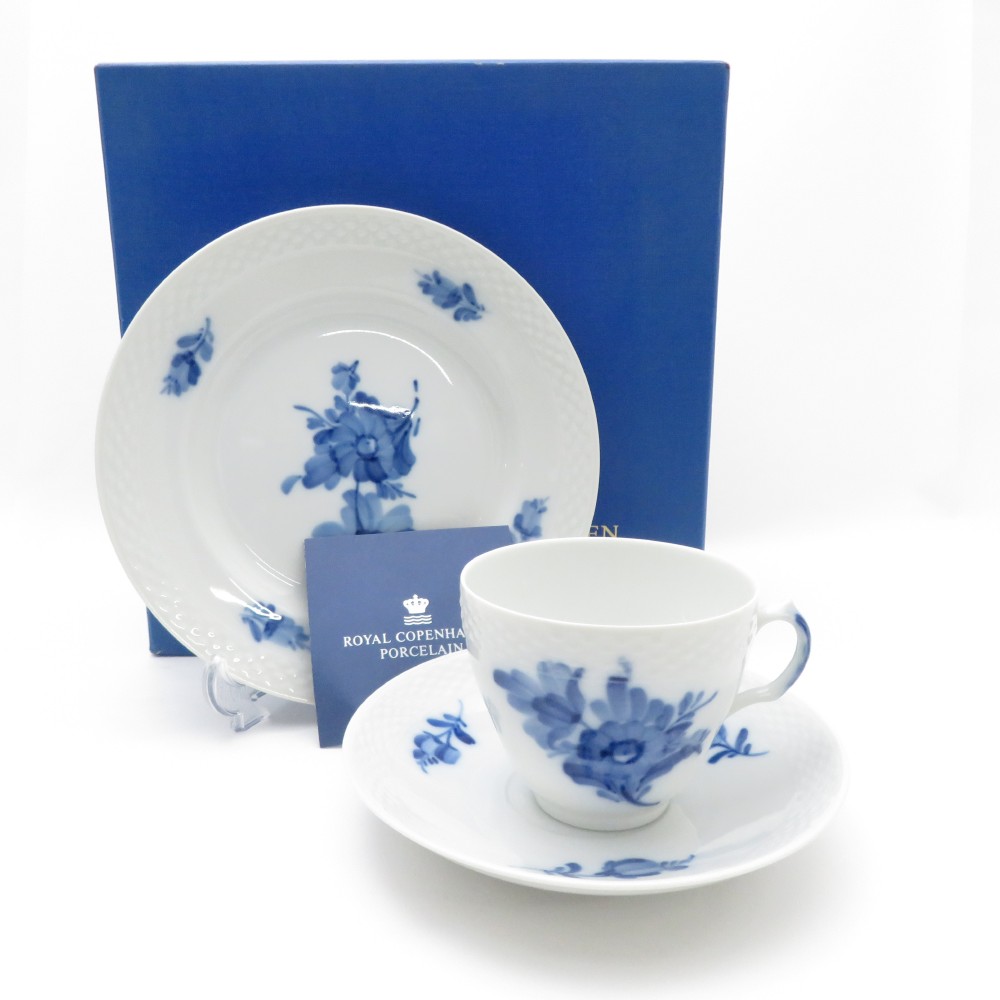美品 ROYAL COPENHAGEN ロイヤルコペンハーゲン ブルーフルーテッドカーブ コーヒーカップ＆ソーサー 17.5cmプレート トリオ 中皿 ケーキ デザート 青 花 SU9682X2 【中古】
