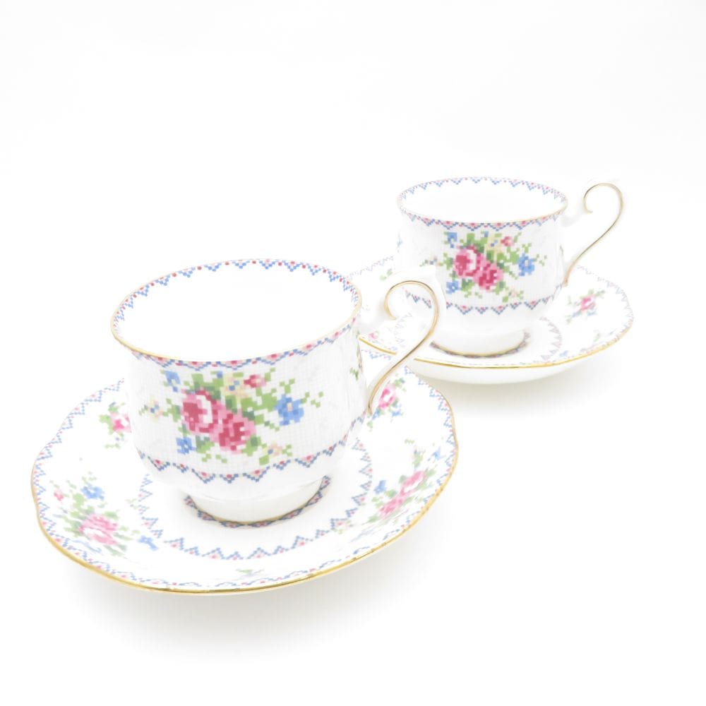 美品 ROYAL ALBERT ロイヤルアルバート PETIT POINT プチポワン ティーカップ＆ソーサー 2客 ペア SY11256D1 【中古】