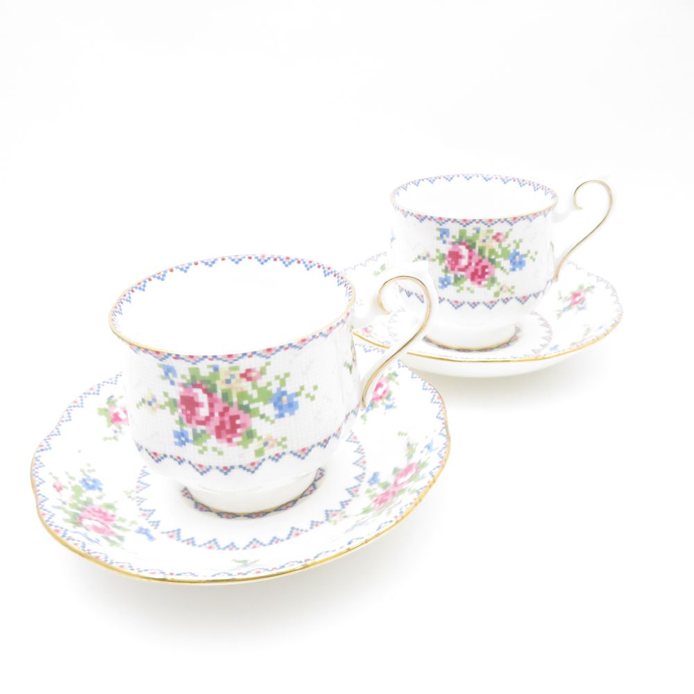 美品 ROYAL ALBERT ロイヤルアルバート PETIT POINT プチポワン ティーカップ＆ソーサー 2客 ペア SY11256D1 【中古】