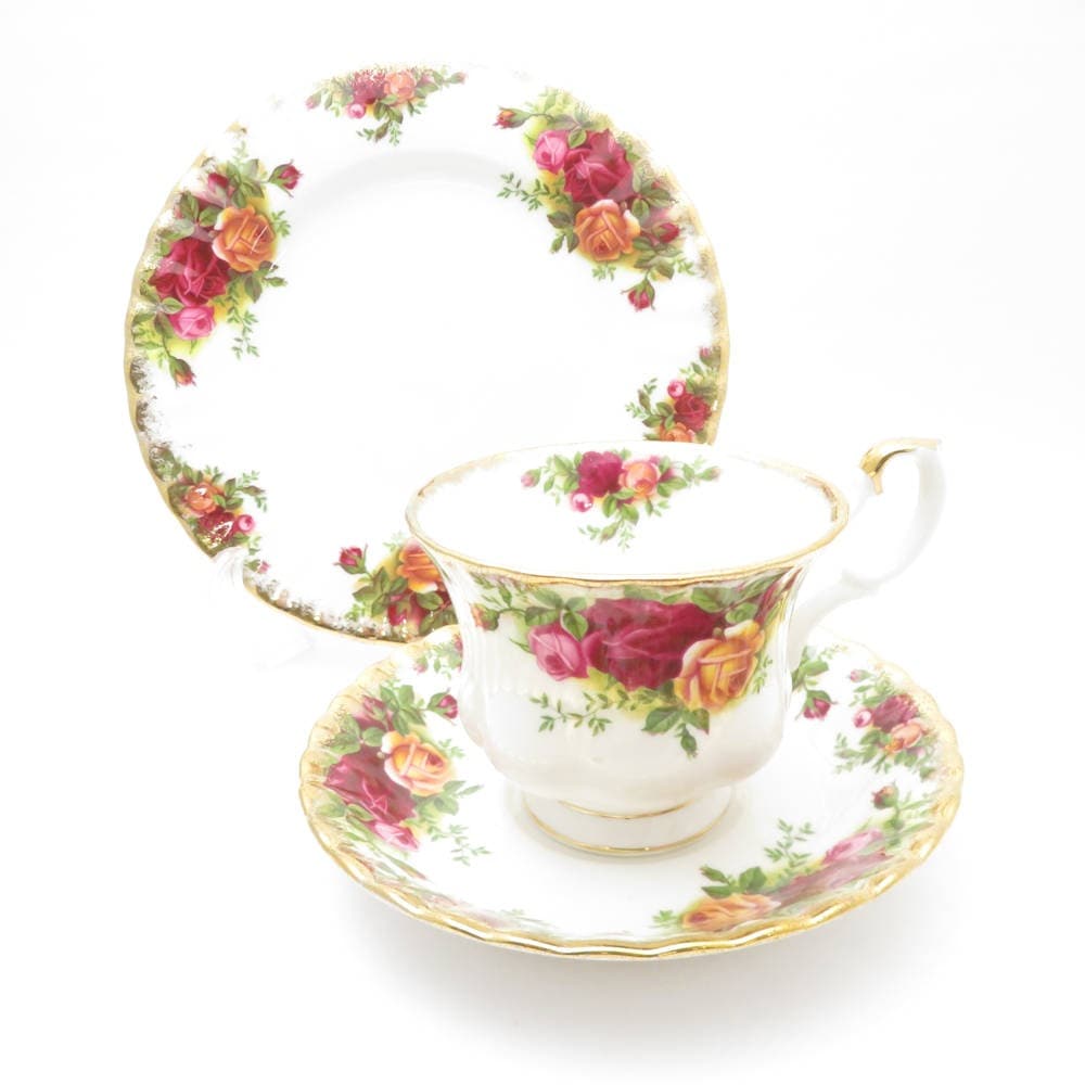 美品 ROYAL ALBERT ロイヤルアルバート オールドカントリーローズ ティーカップ＆ソーサー 中皿 2点 セット デザートプレート ケーキ 18cm SY11643A1 【中古】